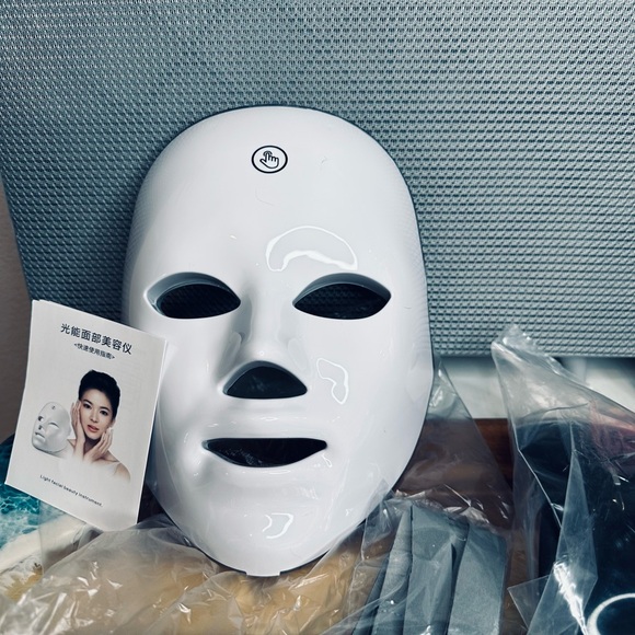 LED Light Therapy Mask - White